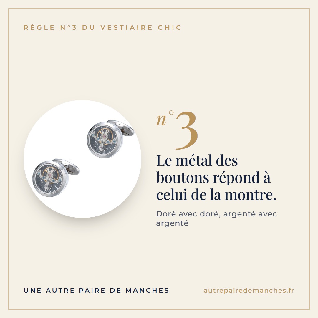 Le métal des boutons répond à celui de la montre.